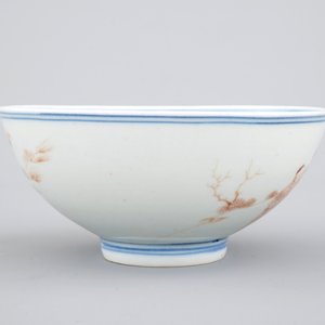 An unusual Chinese blue, white and iron red bowl, 19th C — 照片 4