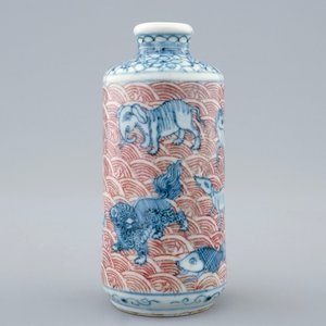 An unusual Chinese blue, white and underglaze red snuff bottle with animals, 18/19th C. — photo 1