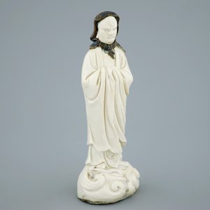 An unusual Chinese Dehua blanc de Chine figure of a black-scarved Luohan, 19th C. — photo 2