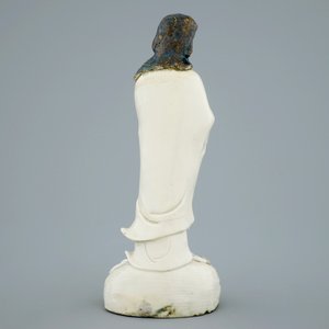 An unusual Chinese Dehua blanc de Chine figure of a black-scarved Luohan, 19th C. — photo 5