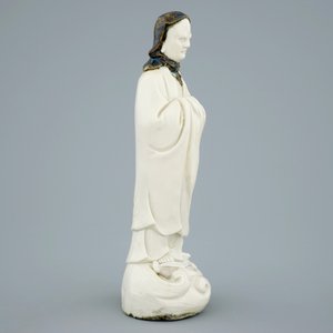 An unusual Chinese Dehua blanc de Chine figure of a black-scarved Luohan, 19th C. — photo 6