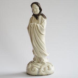 An unusual Chinese Dehua blanc de Chine figure of a black-scarved Luohan, 19th C. — photo 9
