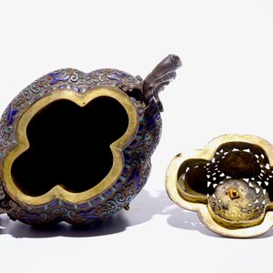 An unusual Chinese enamelled and gilt bronze censer on lion-shaped feet, 18/19th C. — photo 5