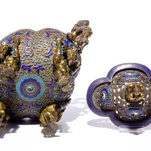 An unusual Chinese enamelled and gilt bronze censer on lion-shaped feet, 18/19th C. — photo 6