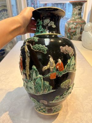 An unusual Chinese famille noire vase with relief design, Kangxi mark, 19th C. — photo 3