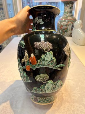 An unusual Chinese famille noire vase with relief design, Kangxi mark, 19th C. — photo 4