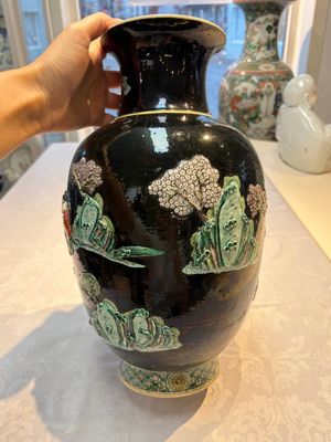 An unusual Chinese famille noire vase with relief design, Kangxi mark, 19th C. — photo 5