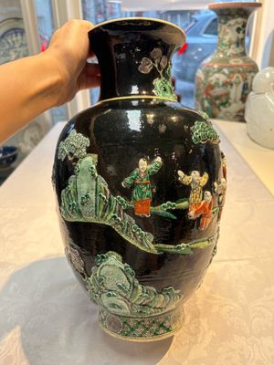An unusual Chinese famille noire vase with relief design, Kangxi mark, 19th C. — photo 8