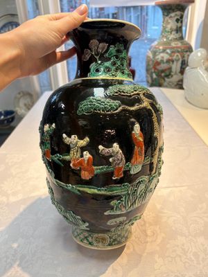An unusual Chinese famille noire vase with relief design, Kangxi mark, 19th C. — photo 1