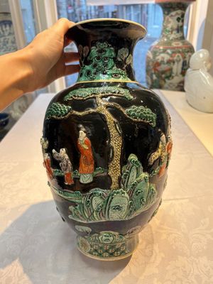 An unusual Chinese famille noire vase with relief design, Kangxi mark, 19th C. — photo 2
