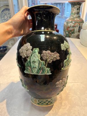 An unusual Chinese famille noire vase with relief design, Kangxi mark, 19th C. — photo 6