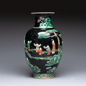 An unusual Chinese famille noire vase with relief design, Kangxi mark, 19th C. — photo 1