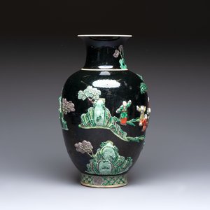 An unusual Chinese famille noire vase with relief design, Kangxi mark, 19th C. — photo 4