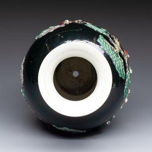 An unusual Chinese famille noire vase with relief design, Kangxi mark, 19th C. — photo 5