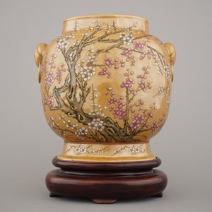 An unusual Chinese famille rose brown ground vase on stand, 19th C. — photo 2