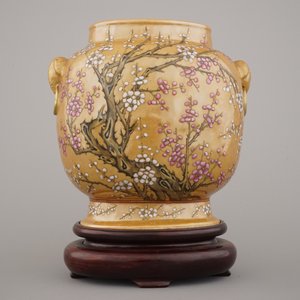 An unusual Chinese famille rose brown ground vase on stand, 19th C. — photo 4