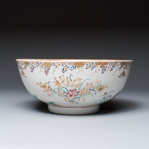 An unusual Chinese famille rose export porcelain 'Apollo playing the lyre' bowl — photo 3