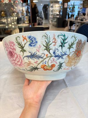 An unusual Chinese famille rose punch bowl with floral relief design, Qianlong — photo 2