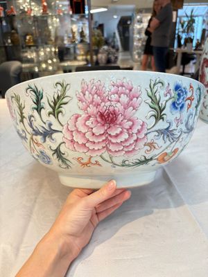 An unusual Chinese famille rose punch bowl with floral relief design, Qianlong — photo 5