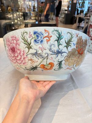 An unusual Chinese famille rose punch bowl with floral relief design, Qianlong — photo 6
