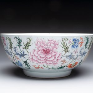 An unusual Chinese famille rose punch bowl with floral relief design, Qianlong — photo 2