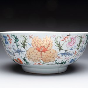 An unusual Chinese famille rose punch bowl with floral relief design, Qianlong — photo 3