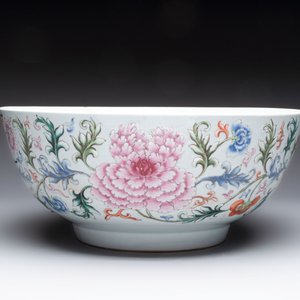 An unusual Chinese famille rose punch bowl with floral relief design, Qianlong — photo 4