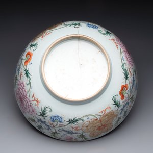 An unusual Chinese famille rose punch bowl with floral relief design, Qianlong — photo 6