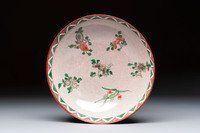 An unusual Chinese famille verte copper-red-ground shallow bowl with floral design, 19th C. — foto 1