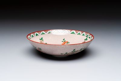 An unusual Chinese famille verte copper-red-ground shallow bowl with floral design, 19th C. — foto 2