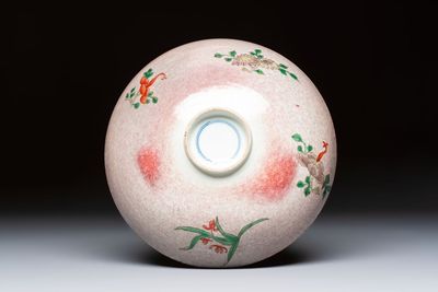 An unusual Chinese famille verte copper-red-ground shallow bowl with floral design, 19th C. — foto 3