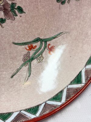 An unusual Chinese famille verte copper-red-ground shallow bowl with floral design, 19th C. — foto 5