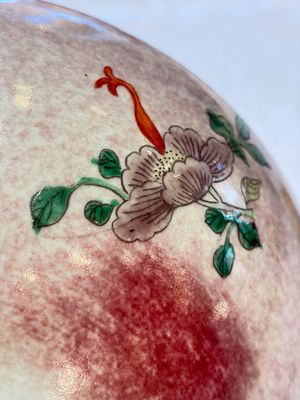 An unusual Chinese famille verte copper-red-ground shallow bowl with floral design, 19th C. — foto 8
