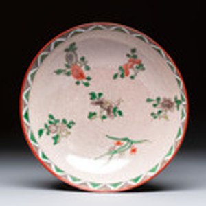 An unusual Chinese famille verte copper-red-ground shallow bowl with floral design, 19th C. — foto 1