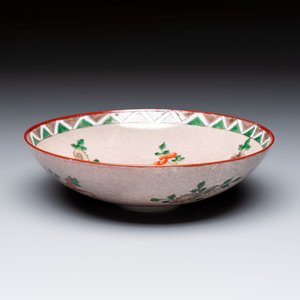 An unusual Chinese famille verte copper-red-ground shallow bowl with floral design, 19th C. — foto 3