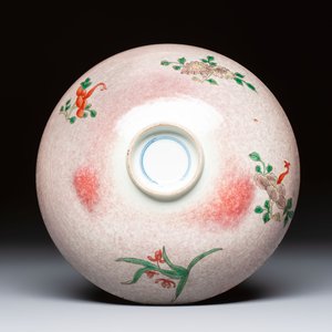 An unusual Chinese famille verte copper-red-ground shallow bowl with floral design, 19th C. — foto 5