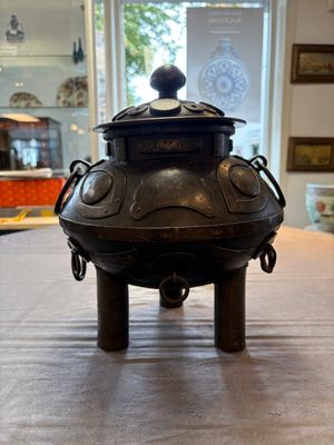 An unusual Chinese gold- and silver-inlaid iron censer and cover, Xuande mark, Ming — 照片 1