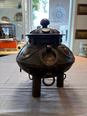 An unusual Chinese gold- and silver-inlaid iron censer and cover, Xuande mark, Ming — 照片 2