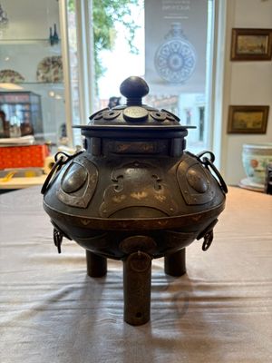 An unusual Chinese gold- and silver-inlaid iron censer and cover, Xuande mark, Ming — 照片 3
