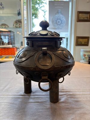 An unusual Chinese gold- and silver-inlaid iron censer and cover, Xuande mark, Ming — 照片 4