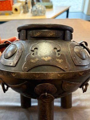 An unusual Chinese gold- and silver-inlaid iron censer and cover, Xuande mark, Ming — 照片 8