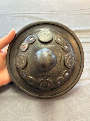 An unusual Chinese gold- and silver-inlaid iron censer and cover, Xuande mark, Ming — 照片 9