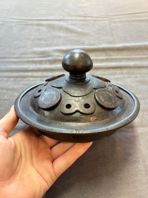An unusual Chinese gold- and silver-inlaid iron censer and cover, Xuande mark, Ming — 照片 10