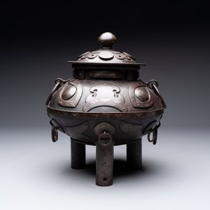An unusual Chinese gold- and silver-inlaid iron censer and cover, Xuande mark, Ming — 照片 1
