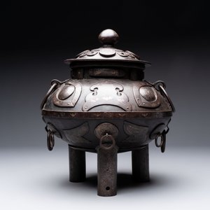 An unusual Chinese gold- and silver-inlaid iron censer and cover, Xuande mark, Ming — 照片 2