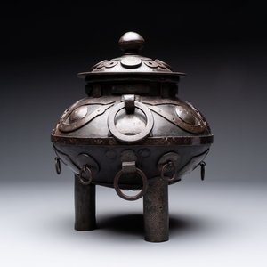 An unusual Chinese gold- and silver-inlaid iron censer and cover, Xuande mark, Ming — 照片 3