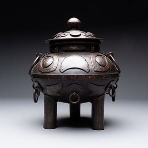An unusual Chinese gold- and silver-inlaid iron censer and cover, Xuande mark, Ming — 照片 4