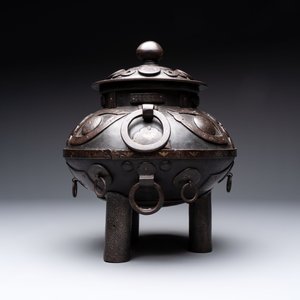An unusual Chinese gold- and silver-inlaid iron censer and cover, Xuande mark, Ming — 照片 5