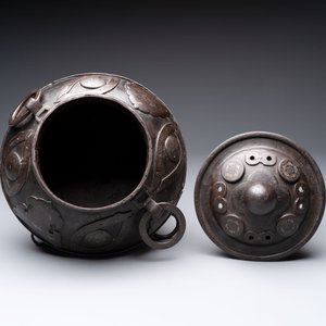 An unusual Chinese gold- and silver-inlaid iron censer and cover, Xuande mark, Ming — 照片 6