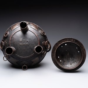 An unusual Chinese gold- and silver-inlaid iron censer and cover, Xuande mark, Ming — 照片 7